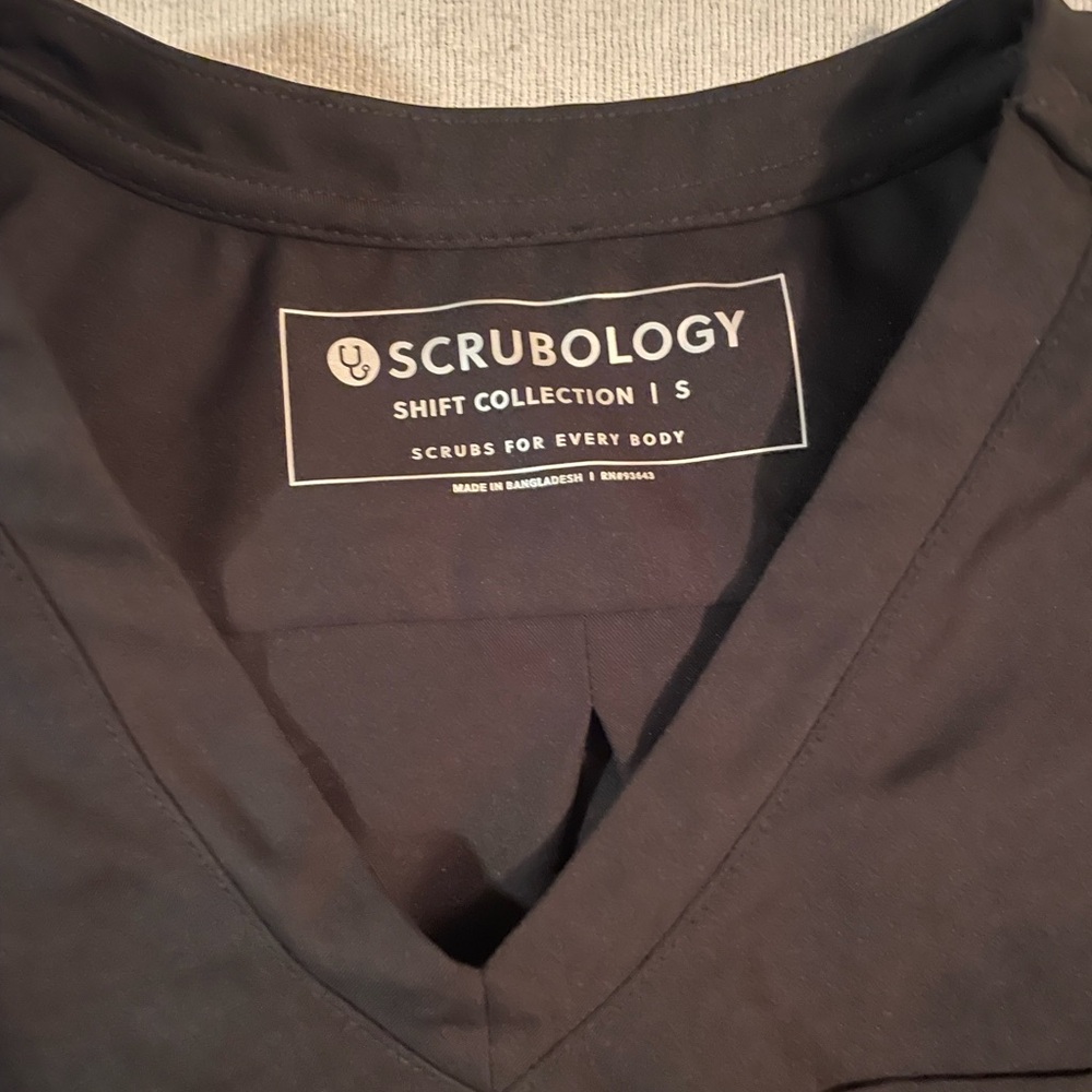 Women’s black scrubology scrub set - Picture 3 of 3